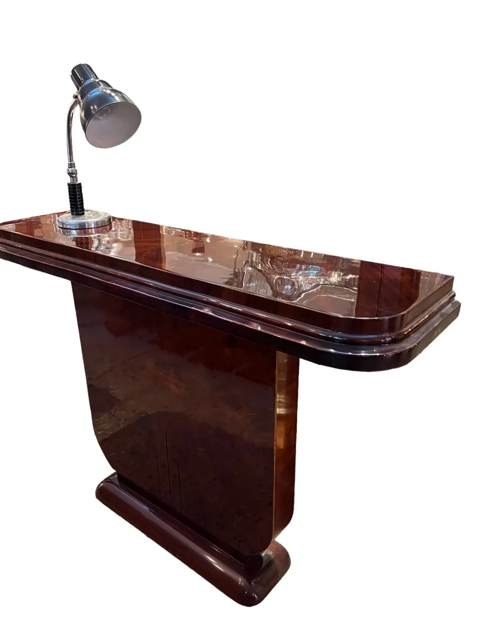 antike Konsole mit Tischlampe, dekorativ und elegant