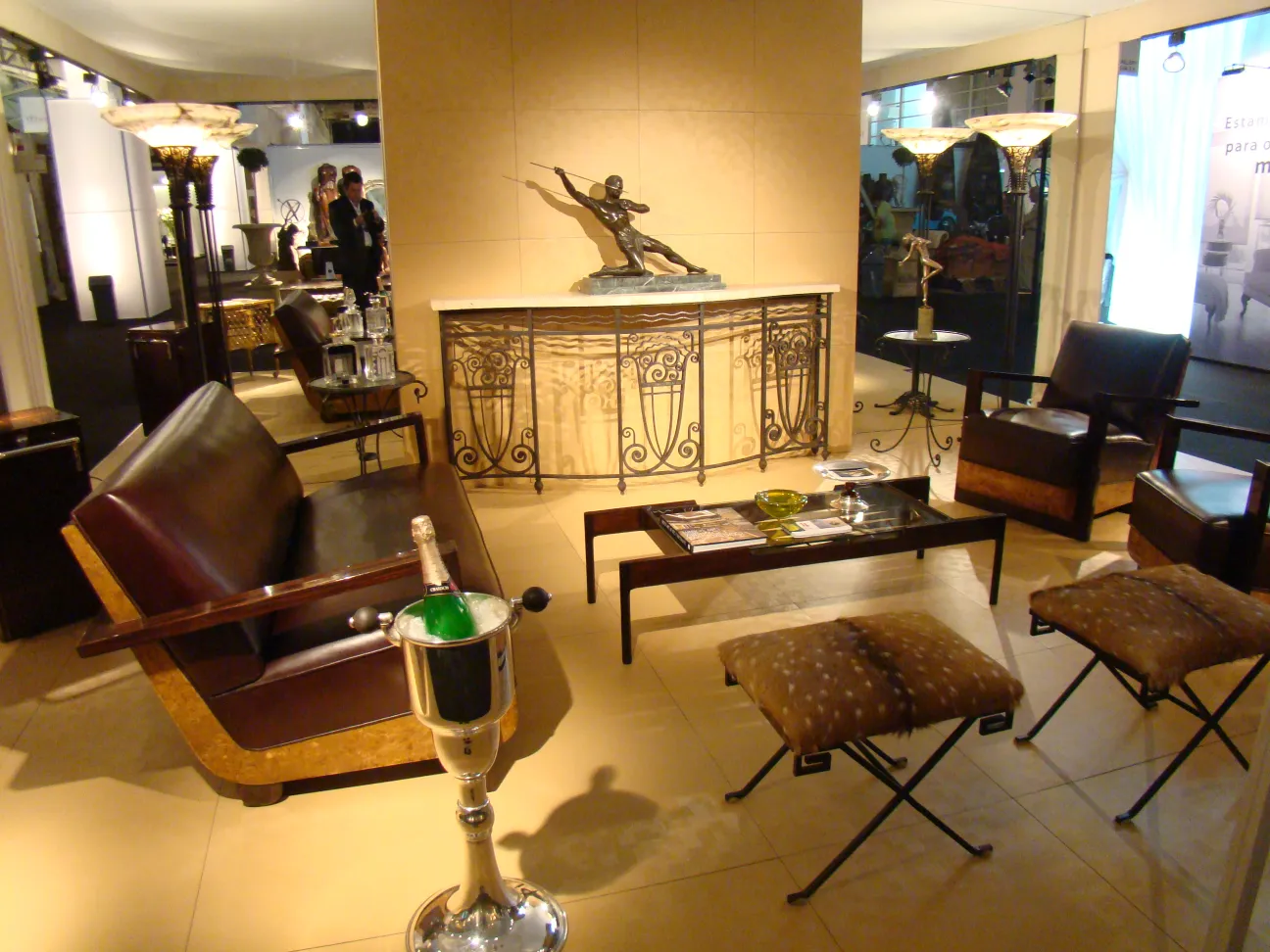 장식적인 세부사항이 있는 고풍스러운 콘솔, 가구에 둘러싸여 있습니다