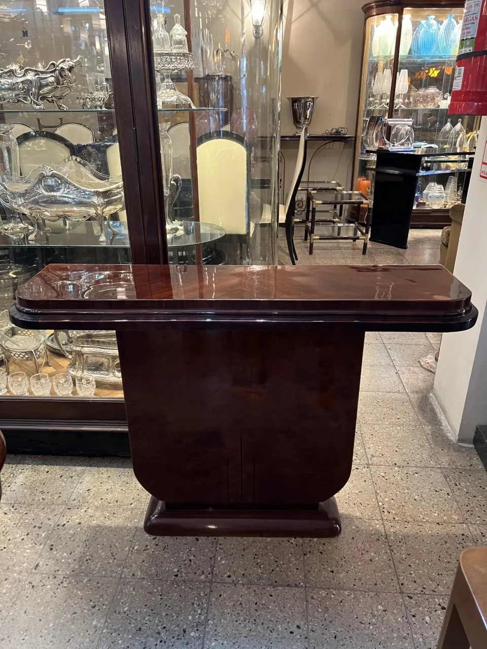 console antique avec un design distinctif et une surface lisse