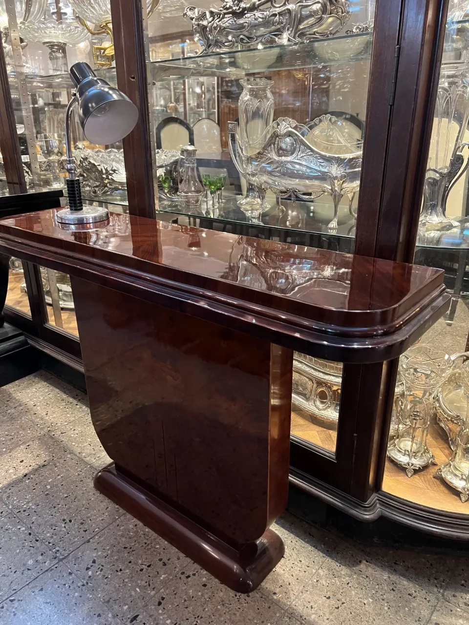 Mobili dresuar antichi con forma elegante e base solida