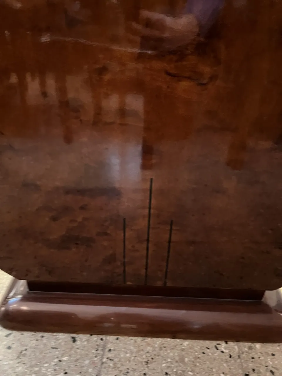 antiga consolo com detalhes finos e base elegante