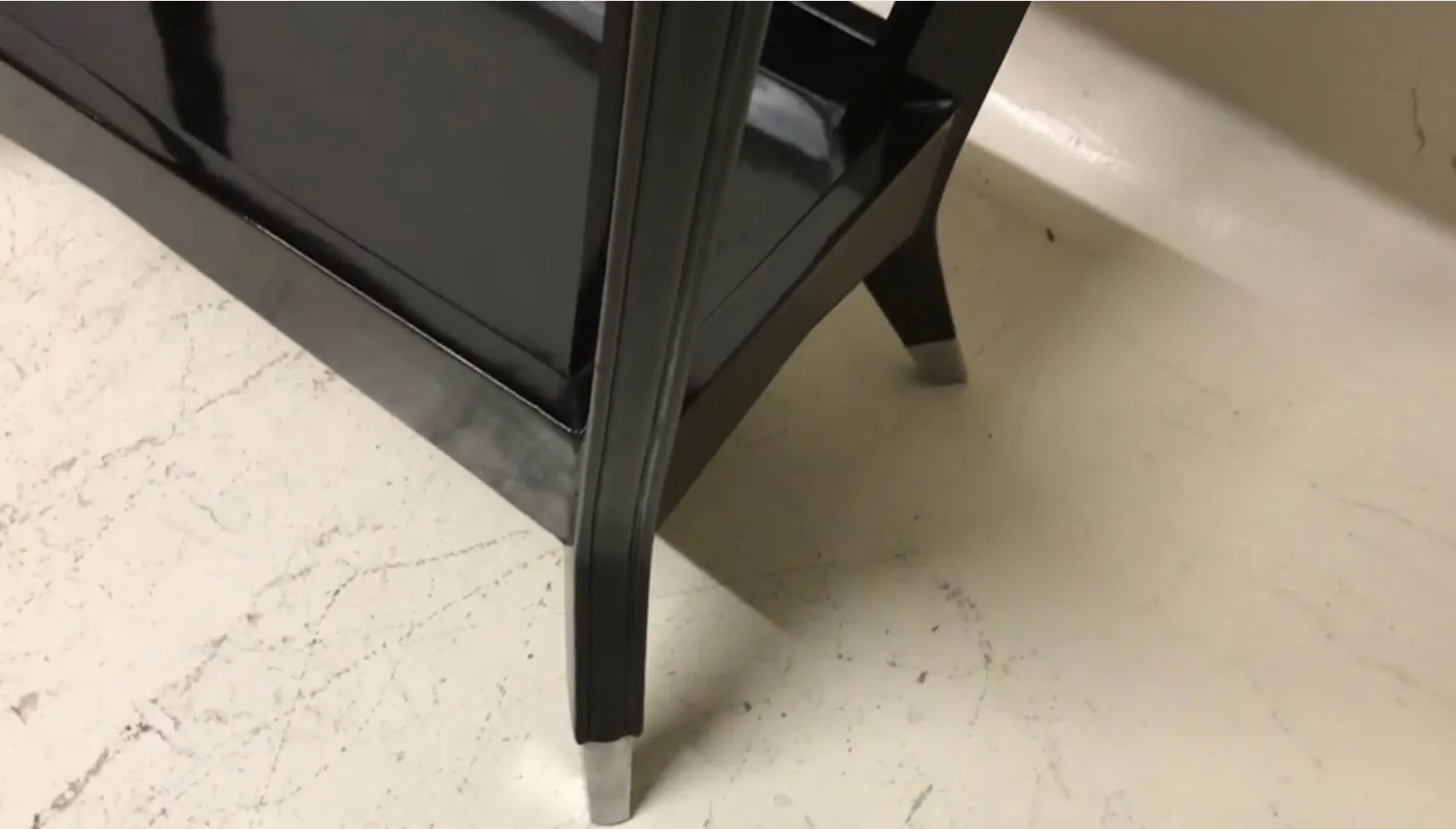 antike schwarze dresuar mit eleganten modernen Beinen