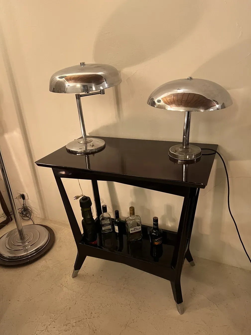 consola antiga de bar com garrafas de licor