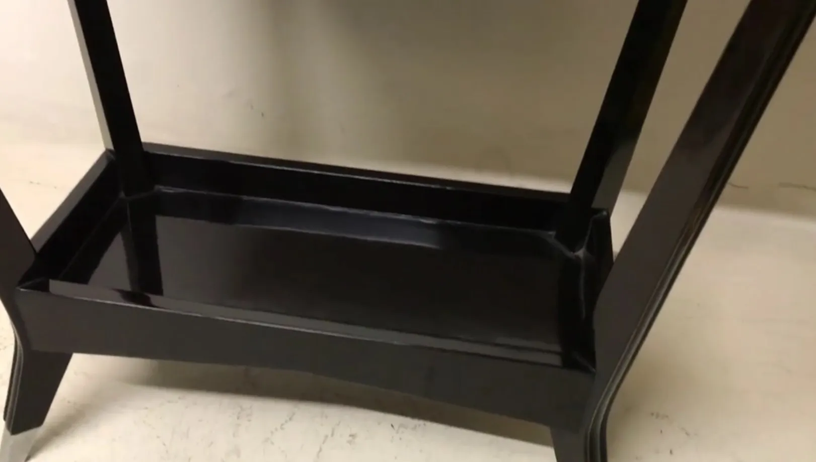 エレガントな形の古い黒いコンソールが明るい背景に