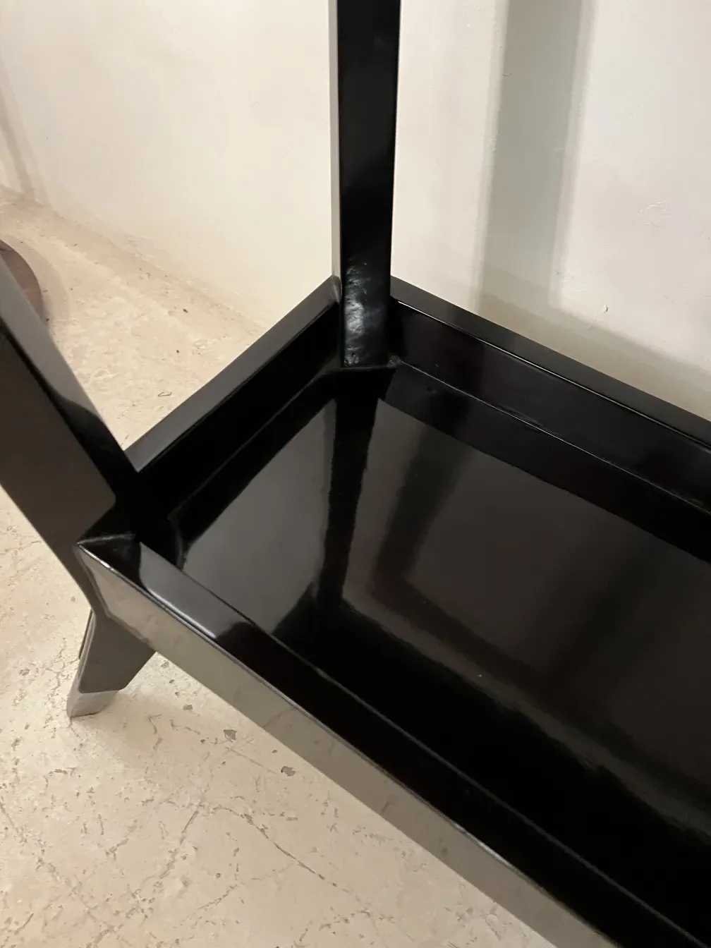 Console antiga preta em um ambiente neutro