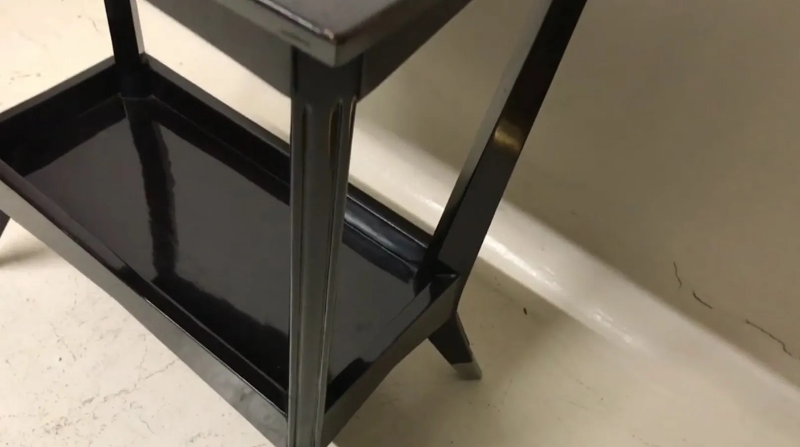 우아한 디테일이 있는 검은색 고전 콘솔.