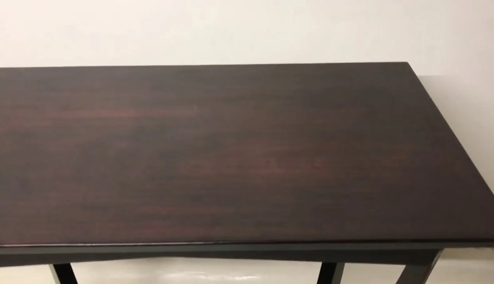 Table dresuar ancienne au design élégant et sombre