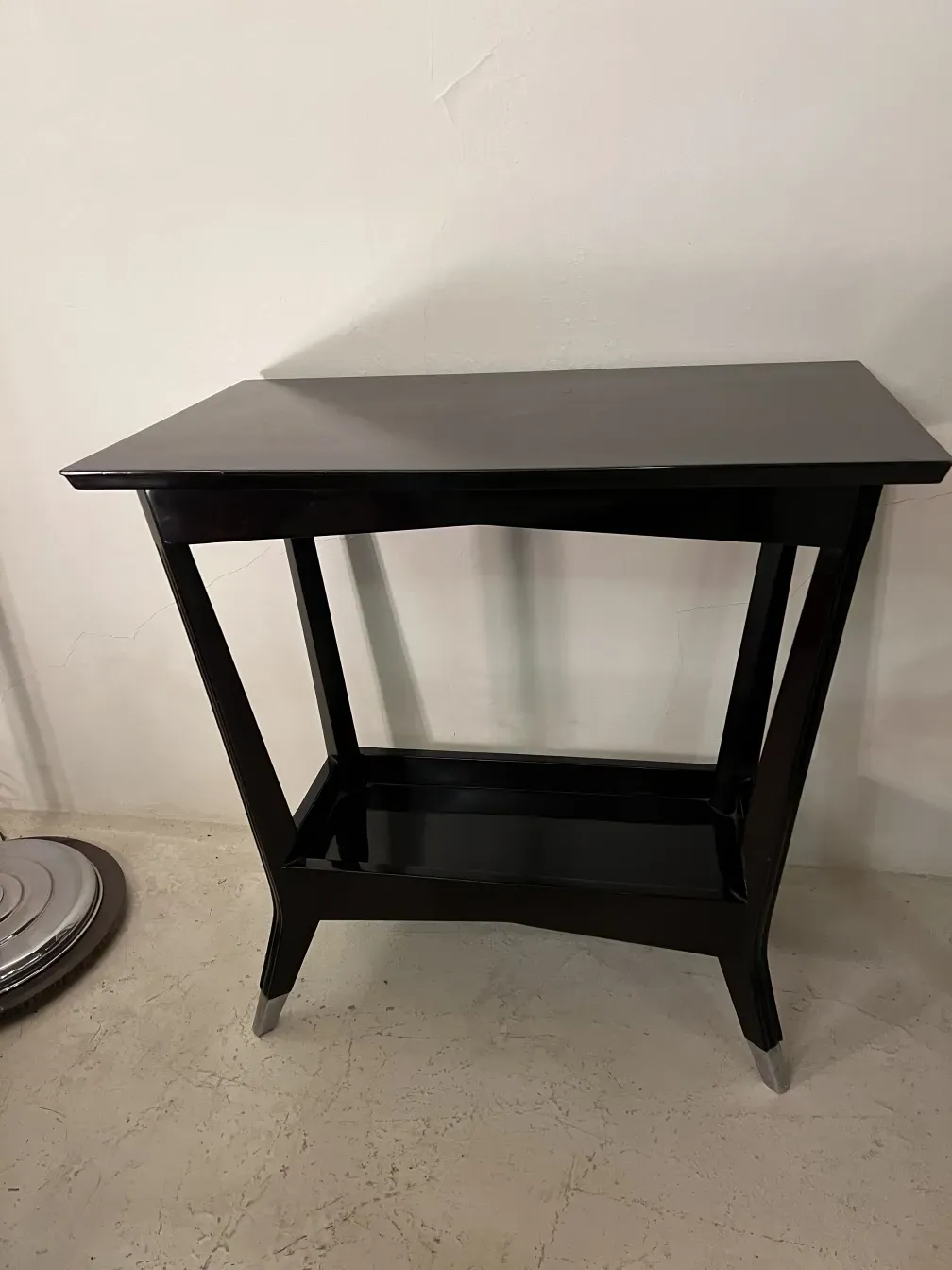 consola antiga preta com linhas elegantes e forma simples