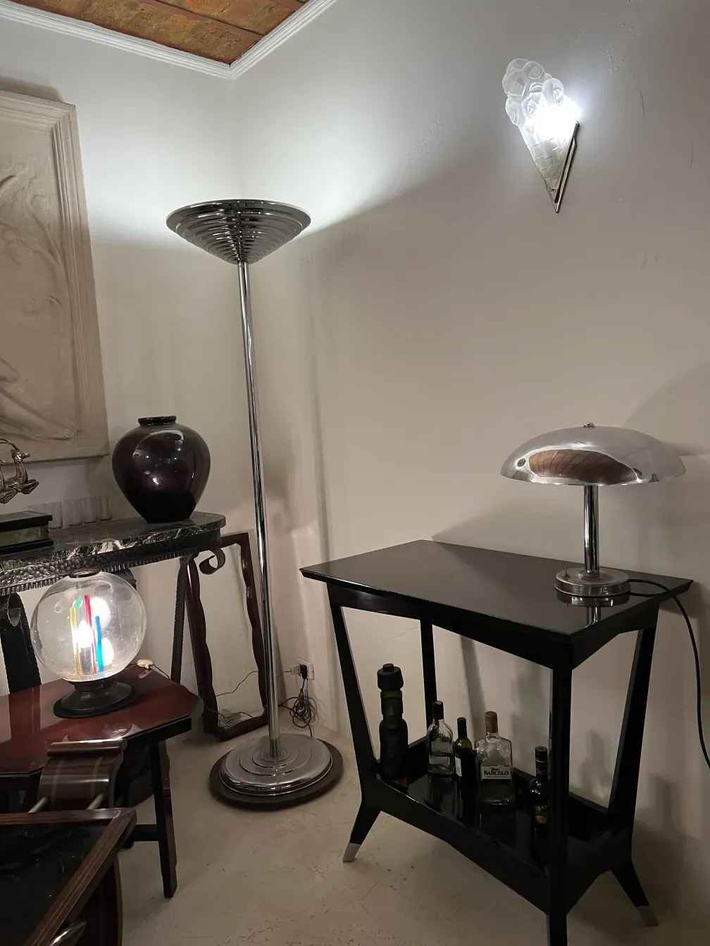 antiga consola com forma elegante, fundo neutro e outros móveis