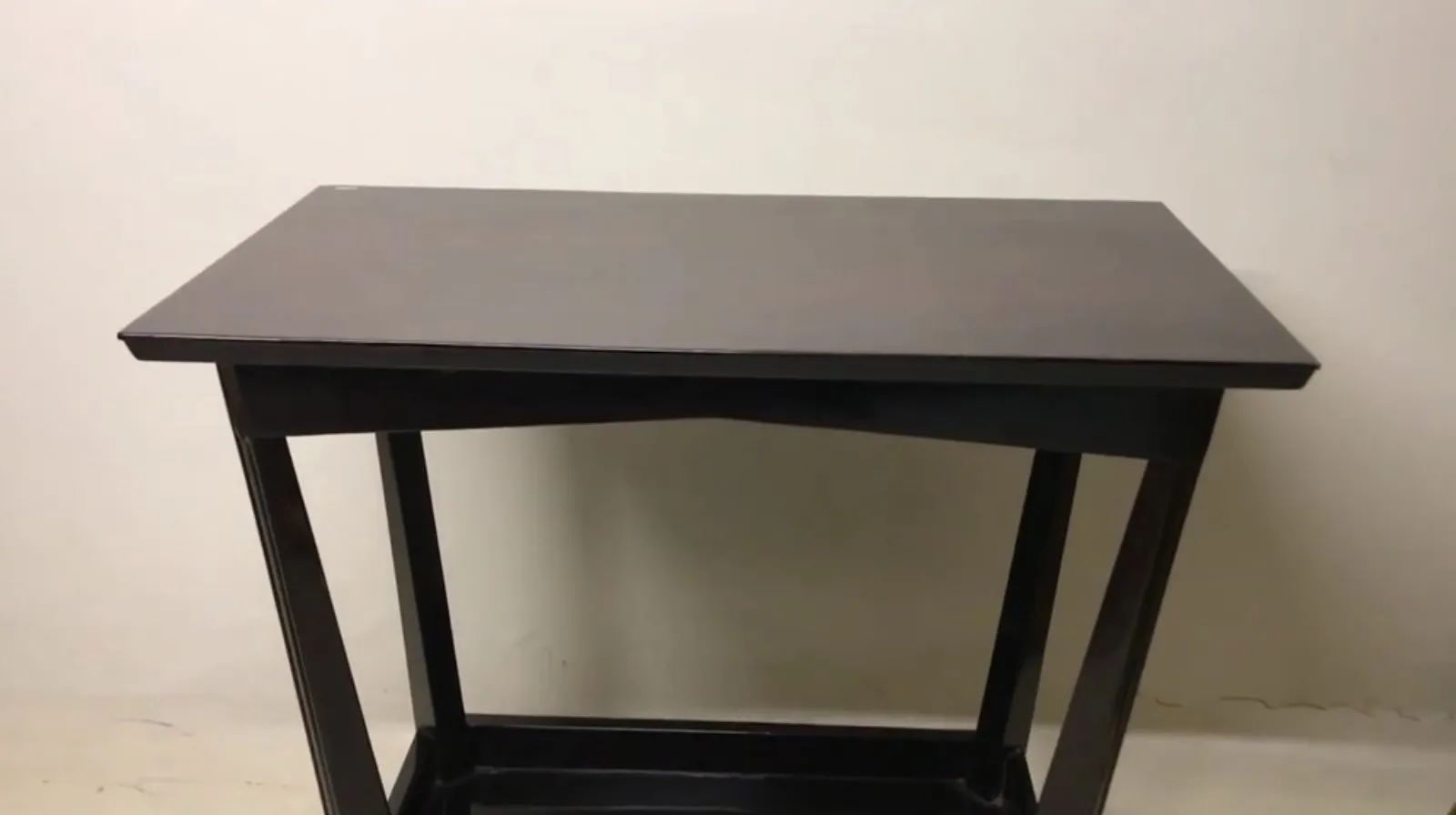 Antike Konsole mit elegantem Design, glatter Oberfläche und geraden Beinen.