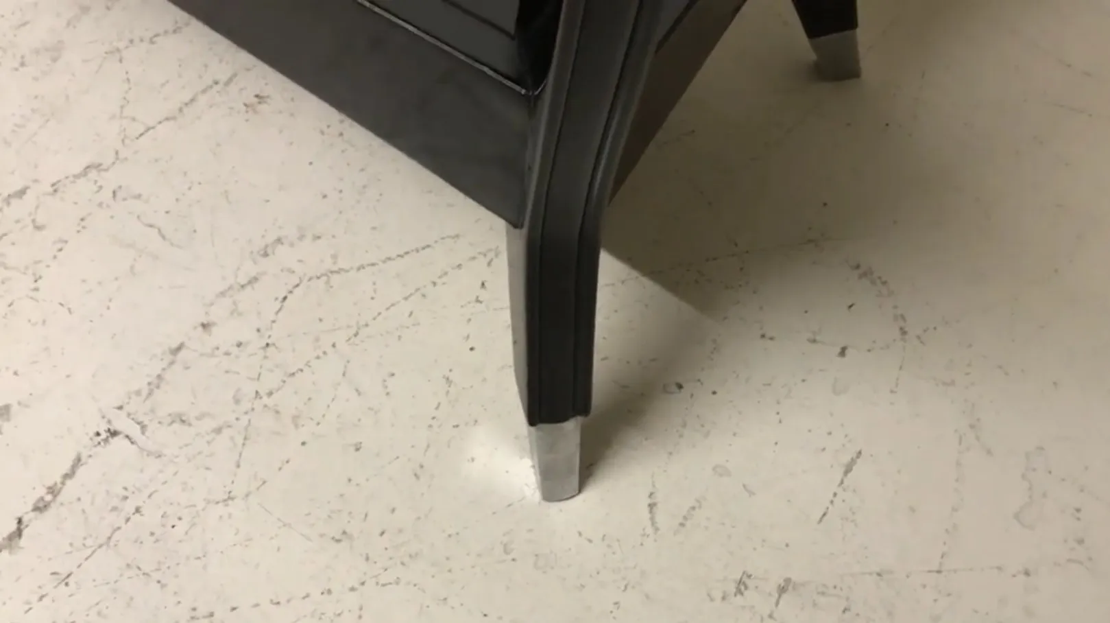 Vista da perna de uma antiga consolo em um ambiente impressionante