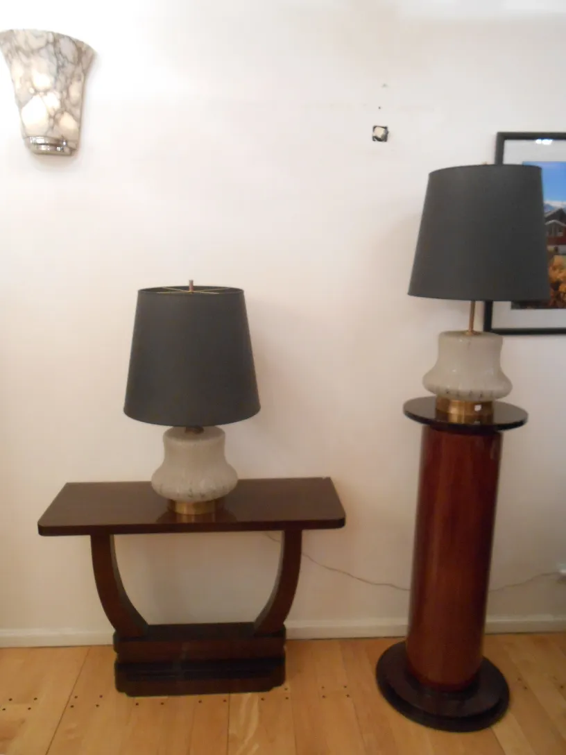 Antiker Dresuar mit Lampe in einer gemütlichen Umgebung.