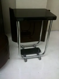 ancienne console noire dans un environnement minimaliste