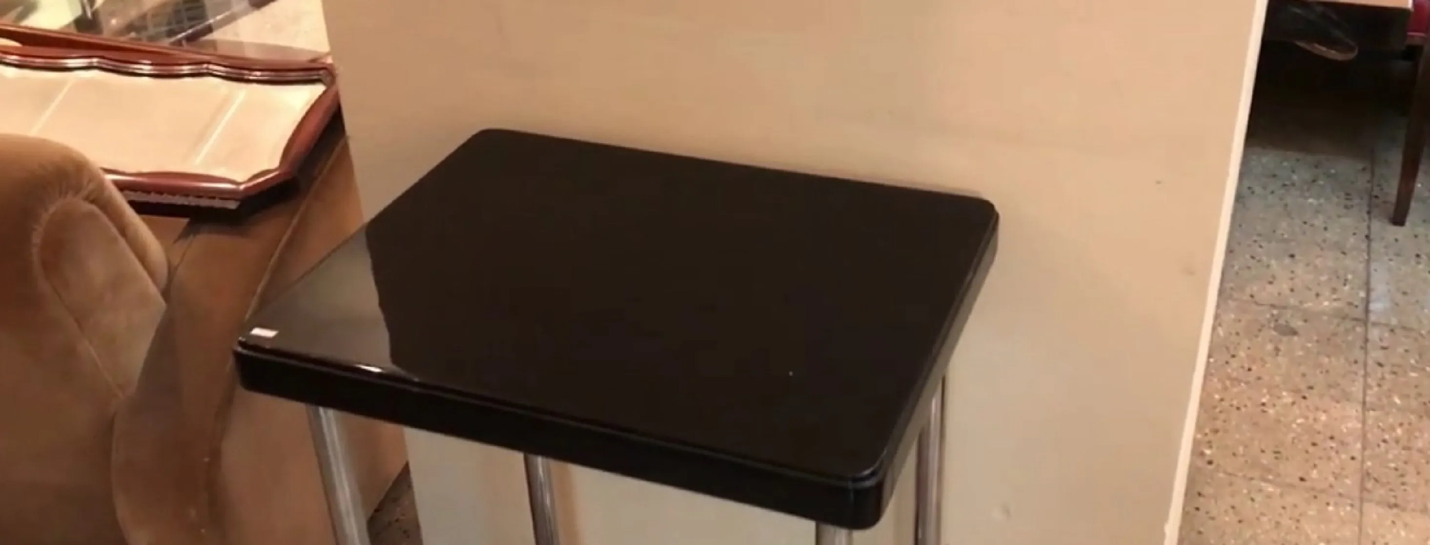 mesa de consola antiga, superfície preta, ambiente elegante