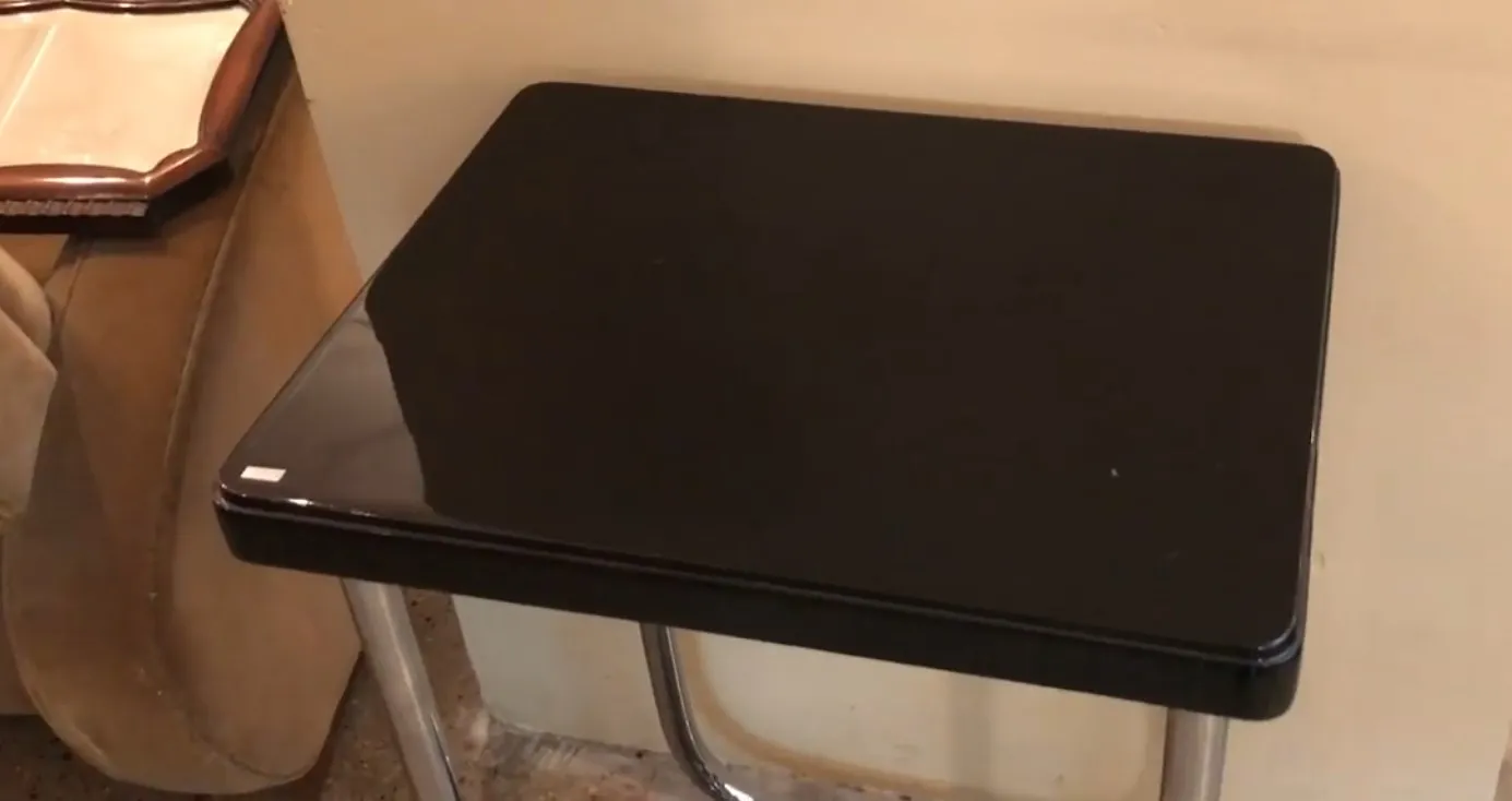 mesa de console antiga com superfície brilhante e pernas de metal