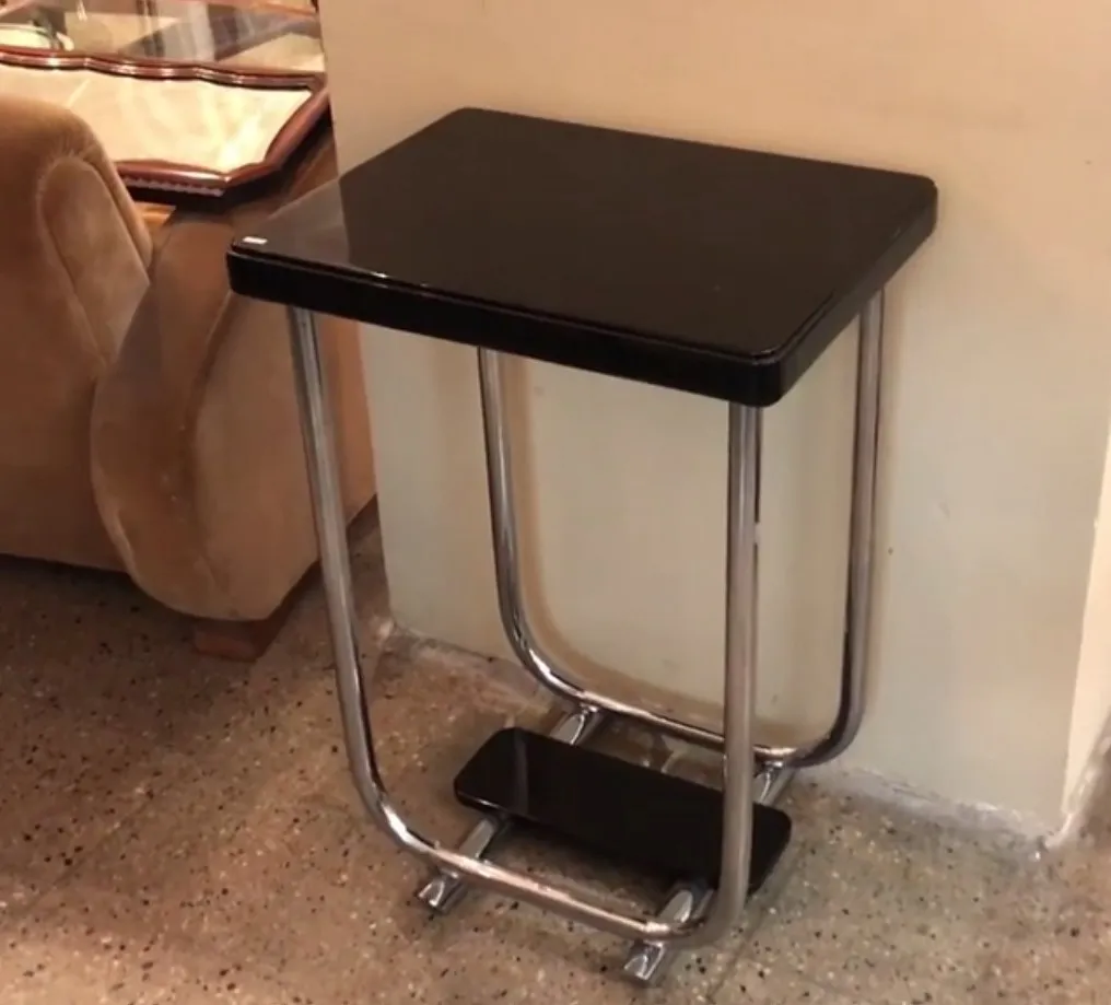 Antike schwarze Konsole mit Metallbeinen