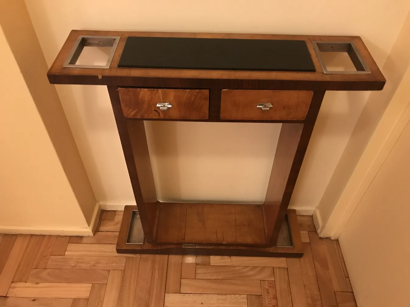 antica console decorativa con due cassetti, sfondo chiaro