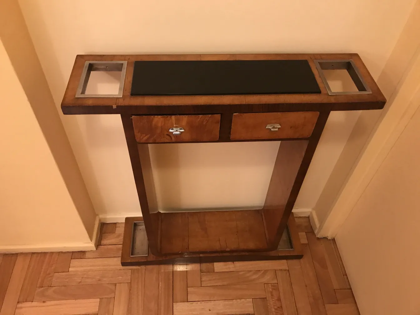 antigua consola con dos dispensadores y un acabado oscuro