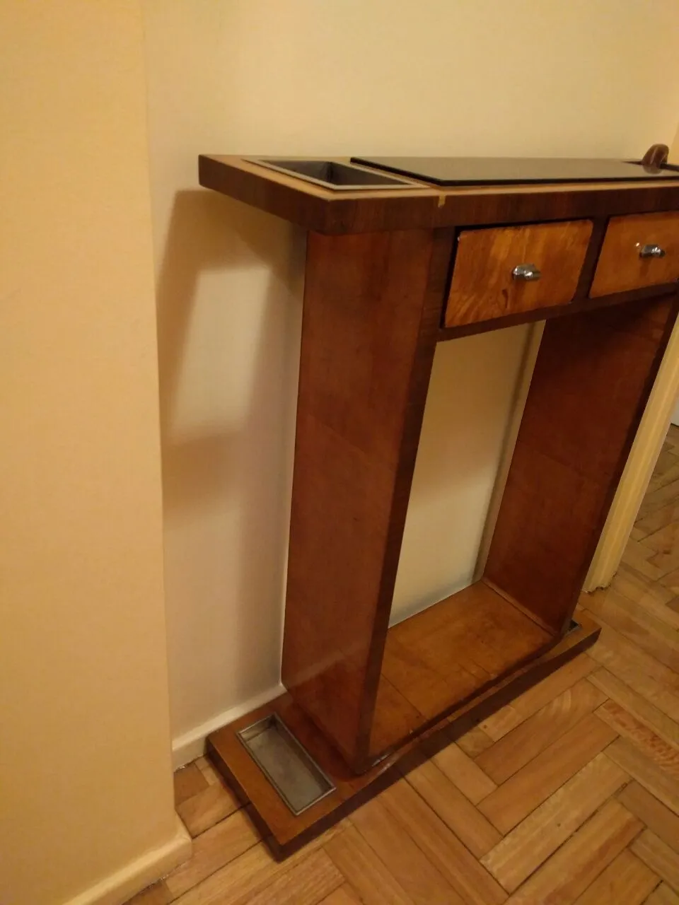 consola antigua de madera con dos cajones, diseño clásico