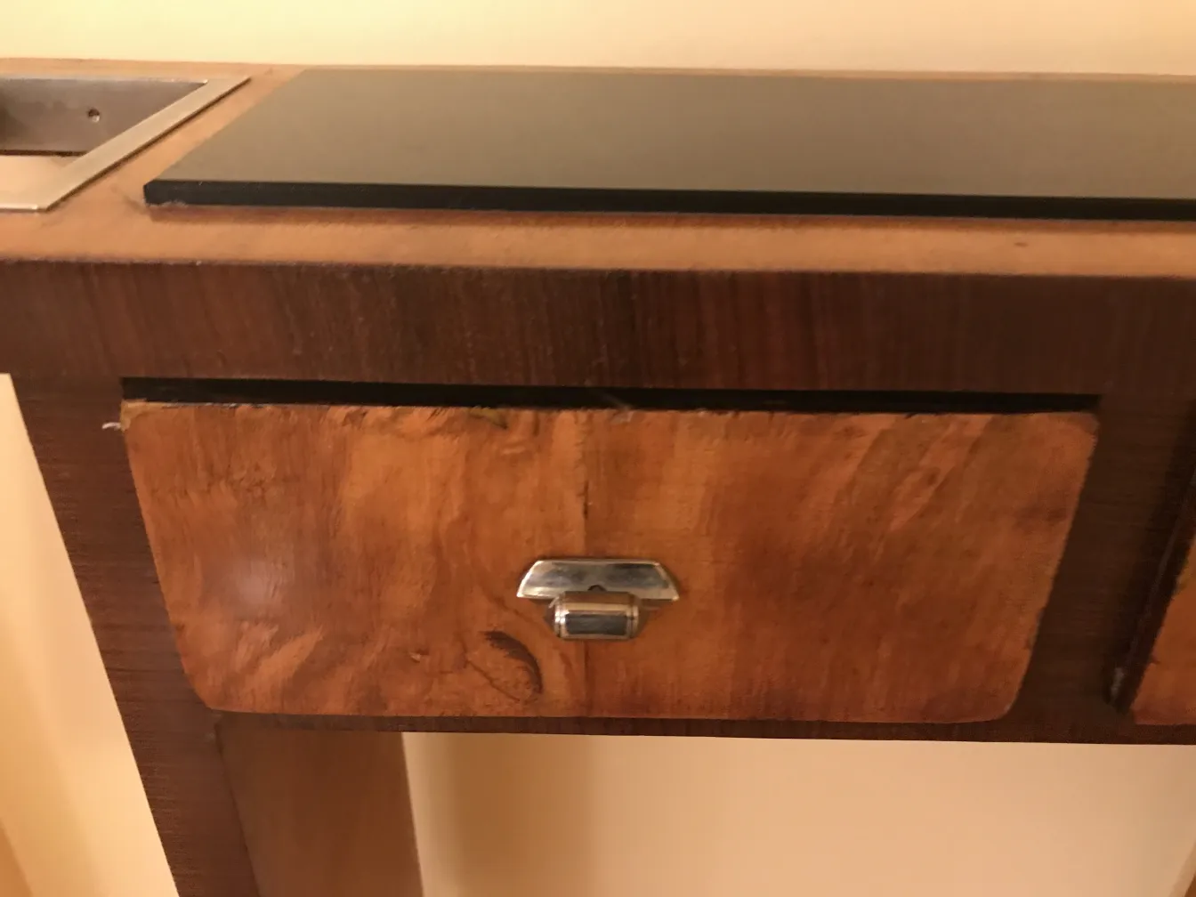 古董控制台带抽屉和黑色表面，中性环境