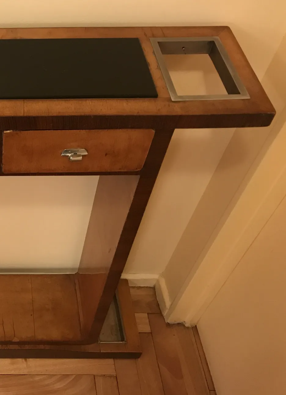 प्राचीन कंसोल टेबल के साथ ताखा, चिकना डिज़ाइन, उज्ज्वल वातावरण में।