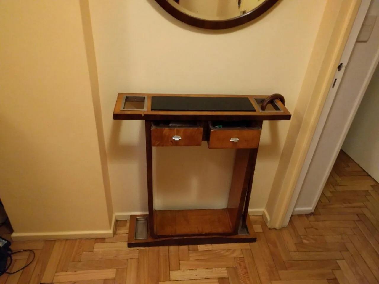 ancienne dresuar avec deux tiroirs, décoration élégante