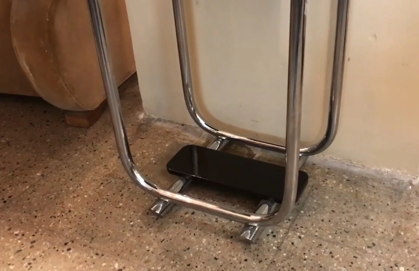 antike Konsole mit funktionalem Design in einem klassischen Umfeld