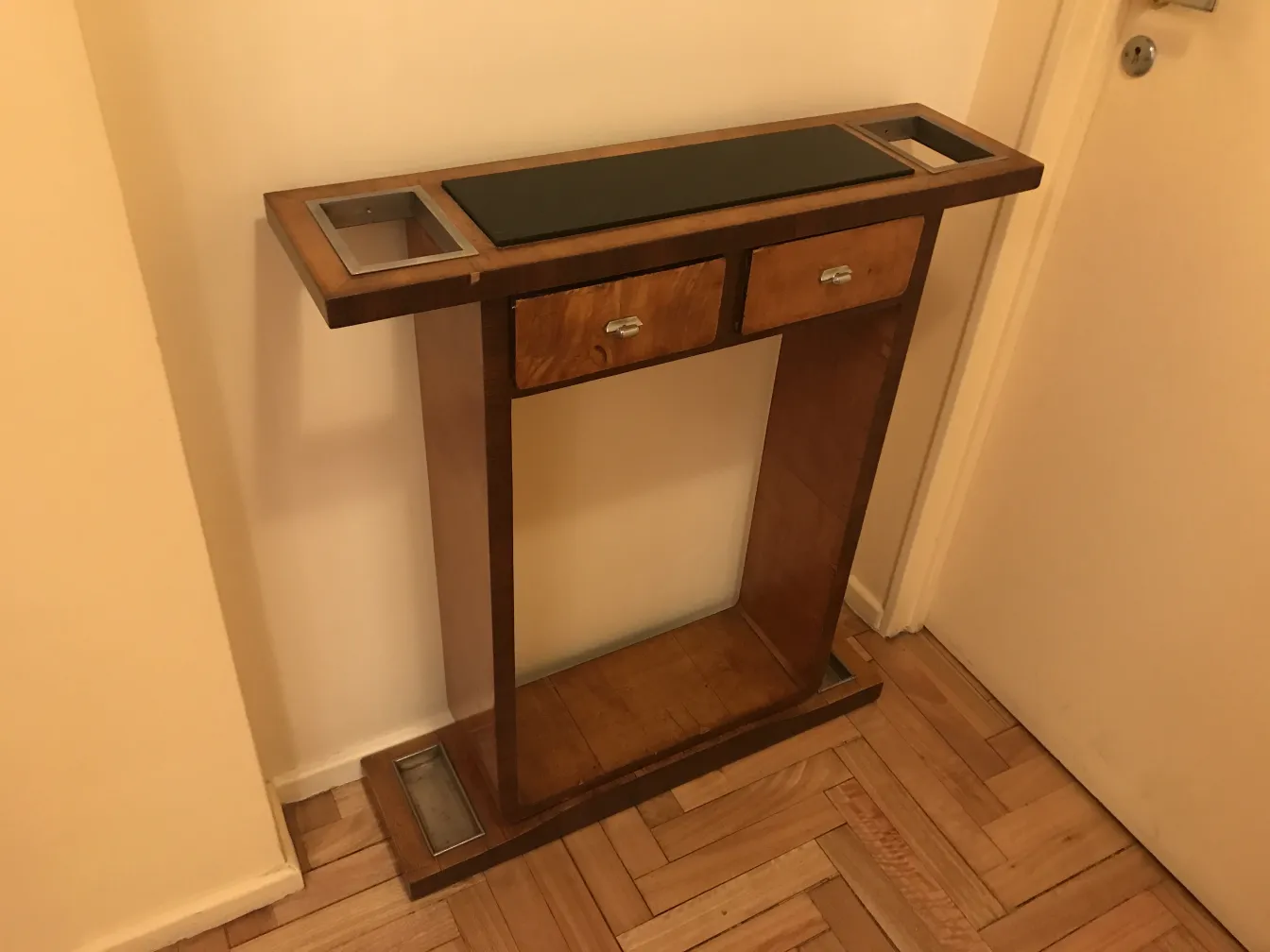 antica console con due cassetti e spazio per decorazioni