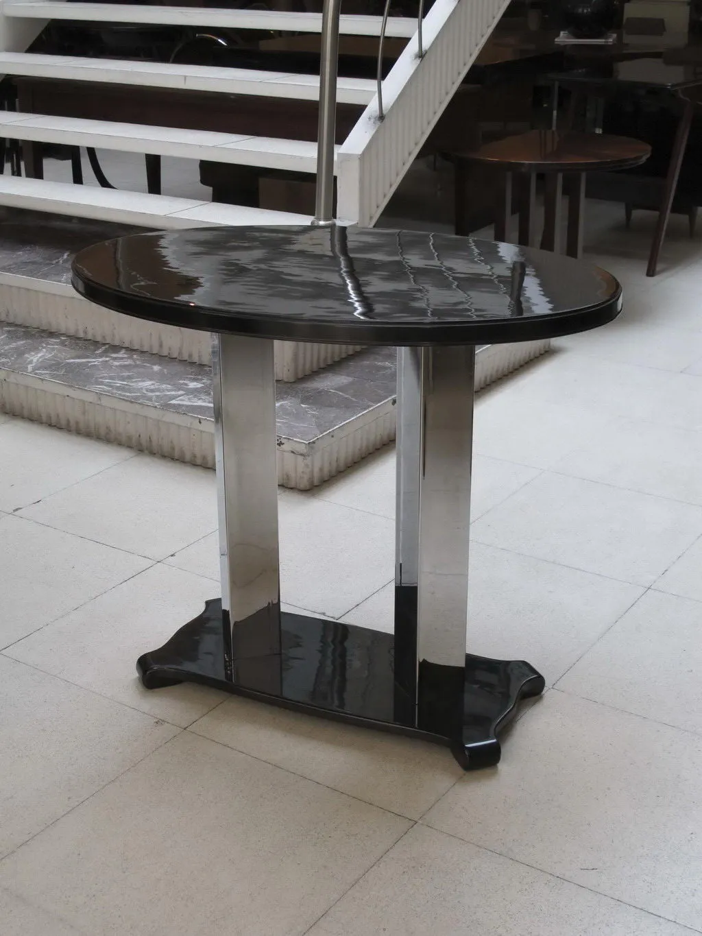 Consola antica elegante con superficie nera lucida e gambe