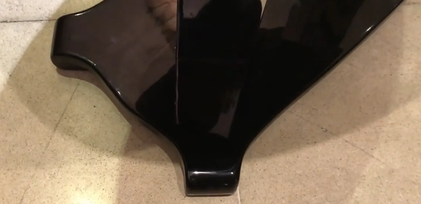 vista lateral de una antigua consola elegante en un ambiente claro