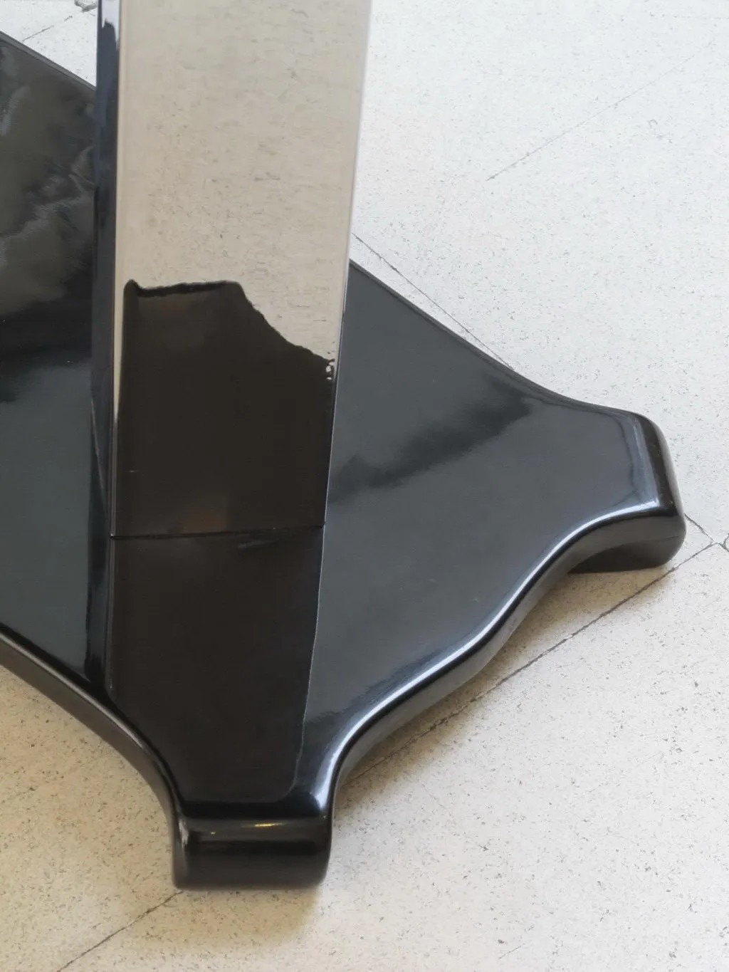 Base d'un ancien dresuar avec un design élégant et une finition brillante.