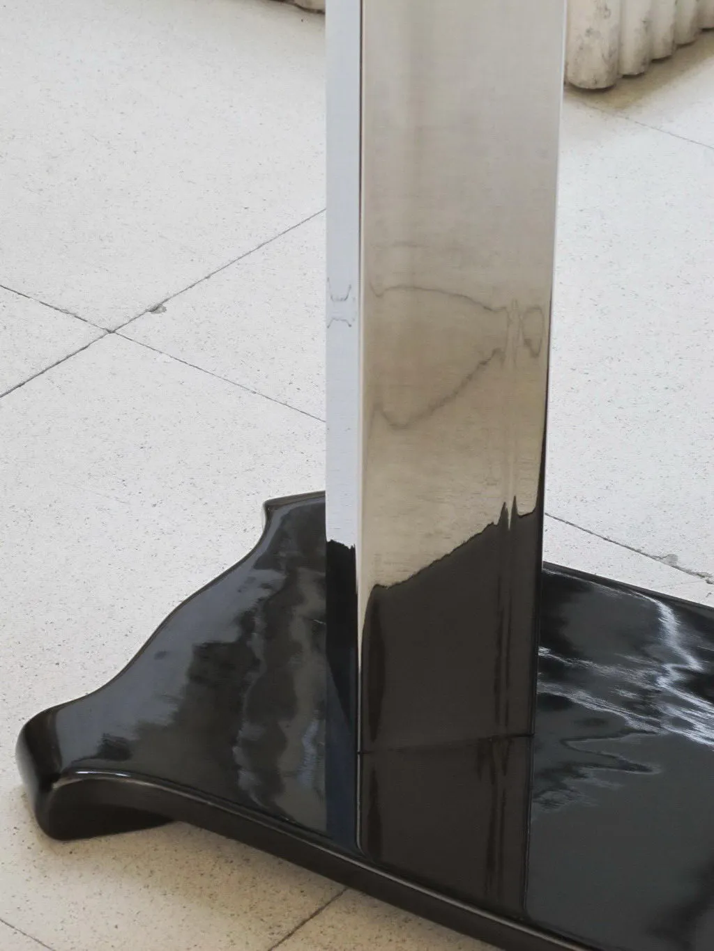 장식적인 받침대와 스타일리시한 형태를 가진 고전적인 콘솔.