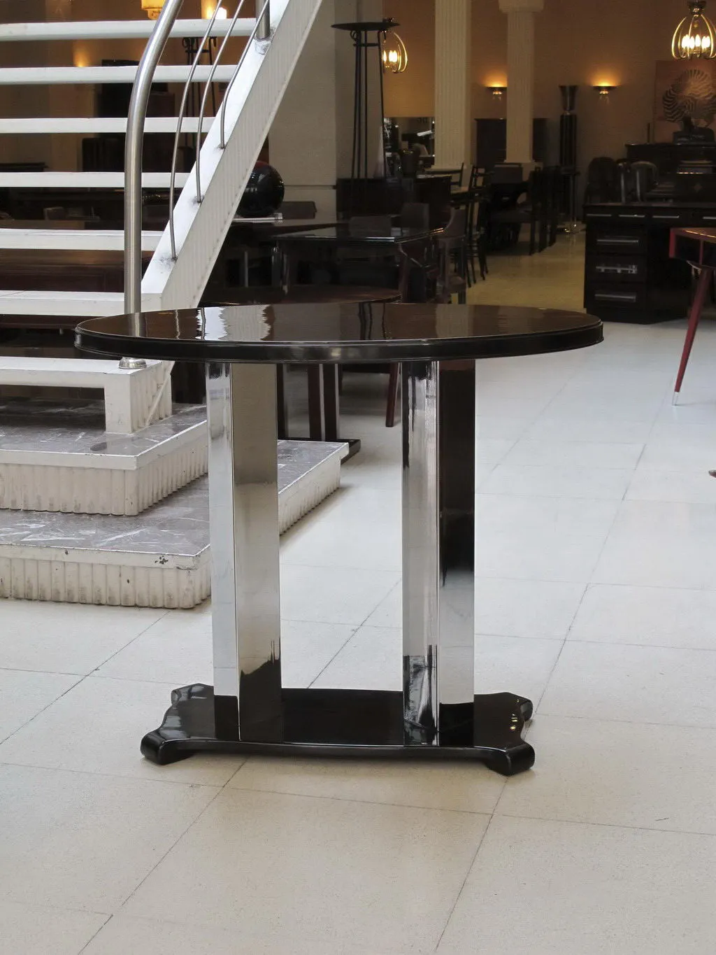 Antico mobili dresuar con base moderna in un ambiente elegante.