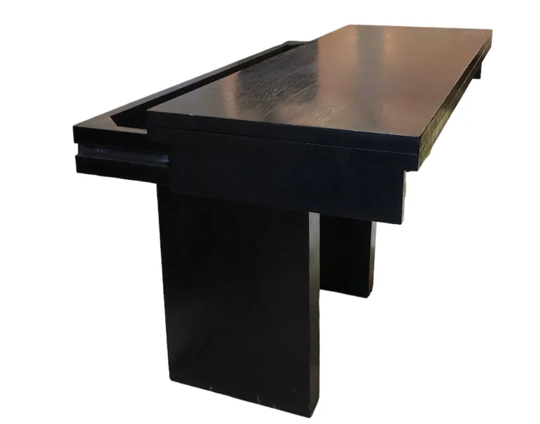 consola antigua de diseño elegante, negra y minimalista, en una habitación