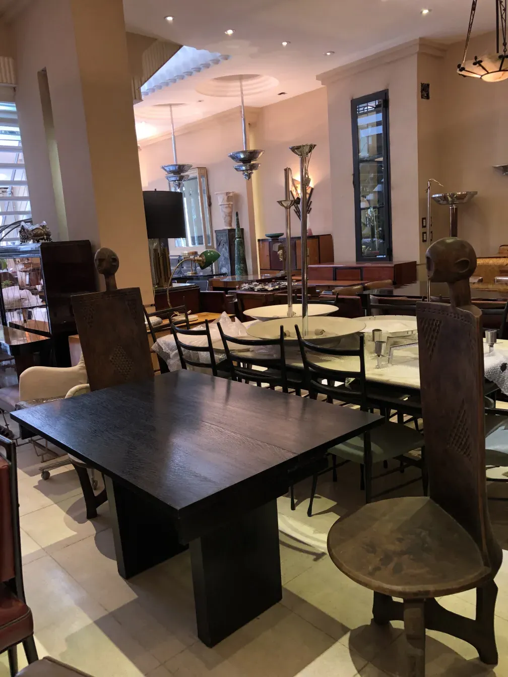 consola antigua en una tienda de antigüedades con lámparas