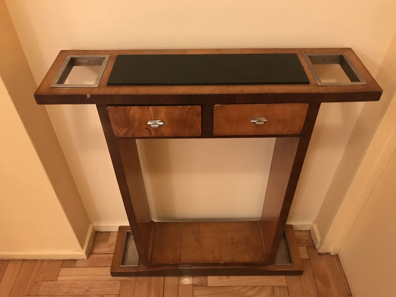 Consola antiga com duas gavetas e design simples.