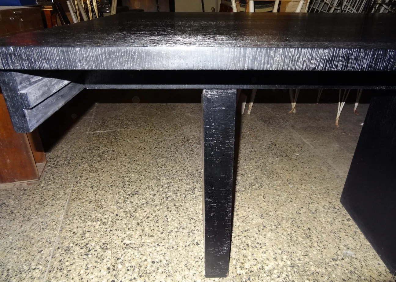 Console antica semplice in ambiente neutro