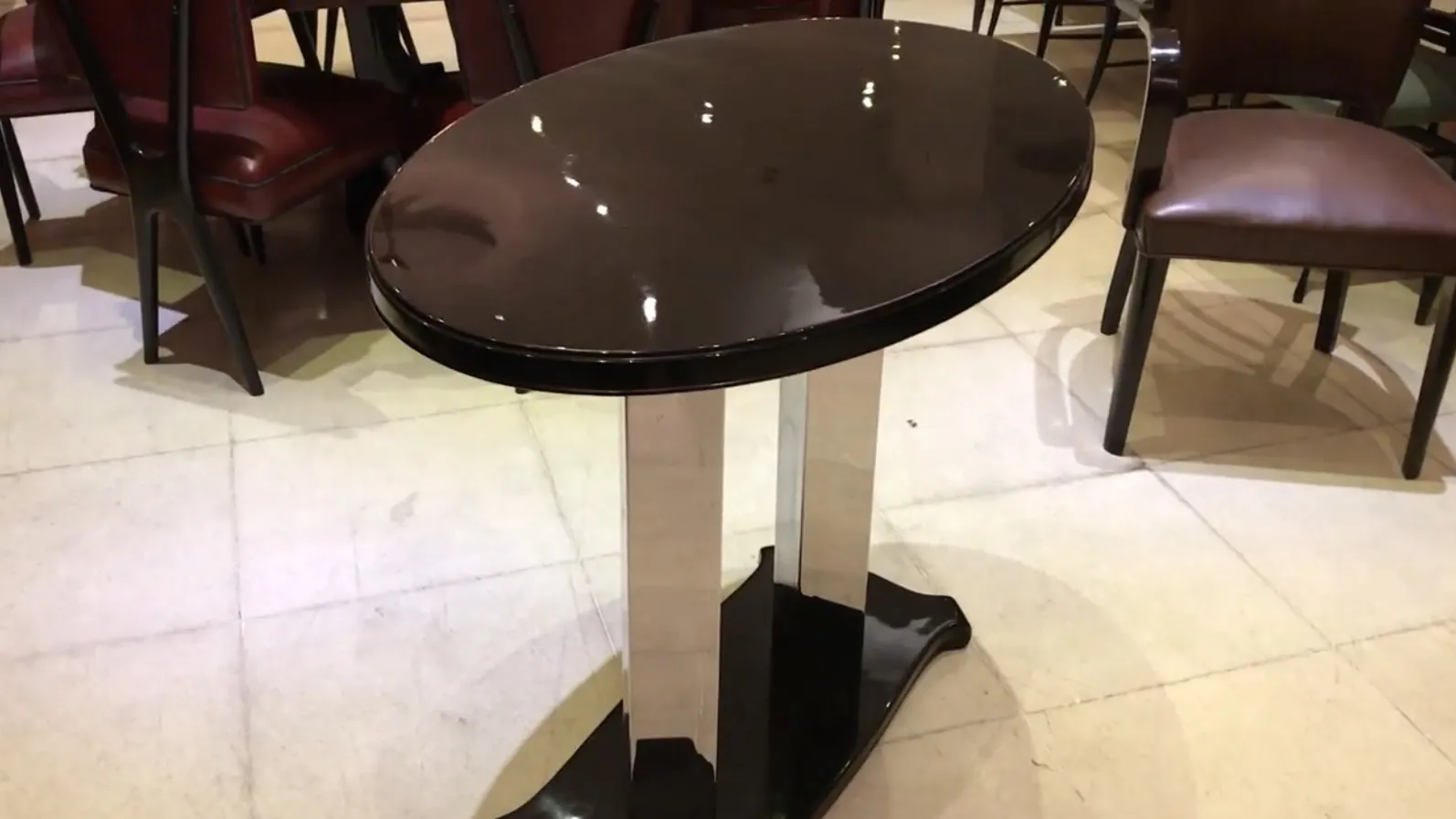 table console ovale ancienne avec base noire