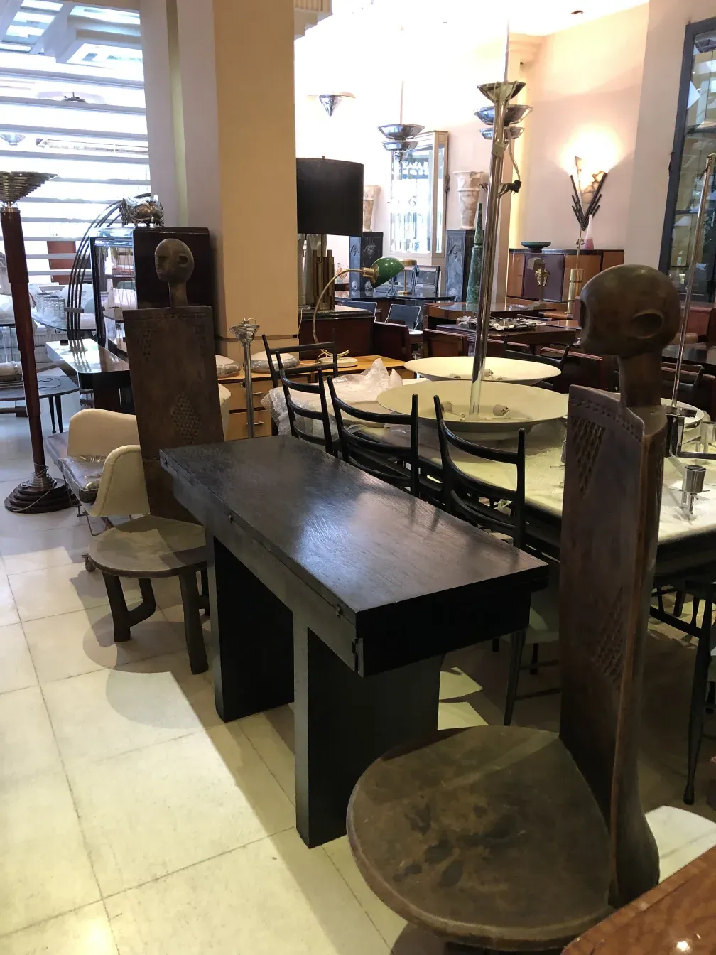 ancien dresuar avec figure décorative