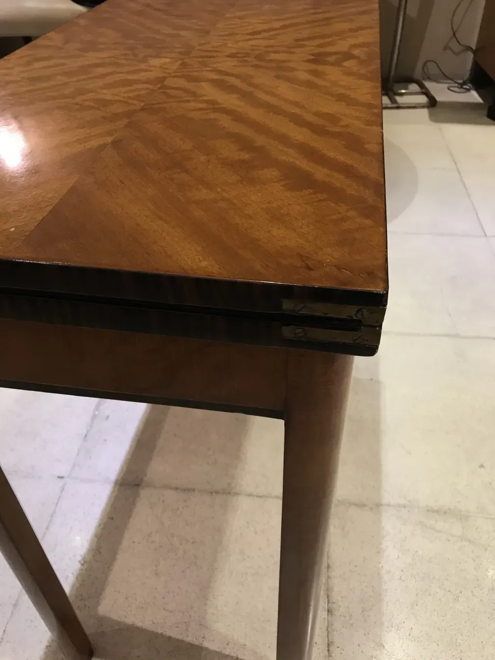 antigua consola de madera con detallado decorativo en la parte superior