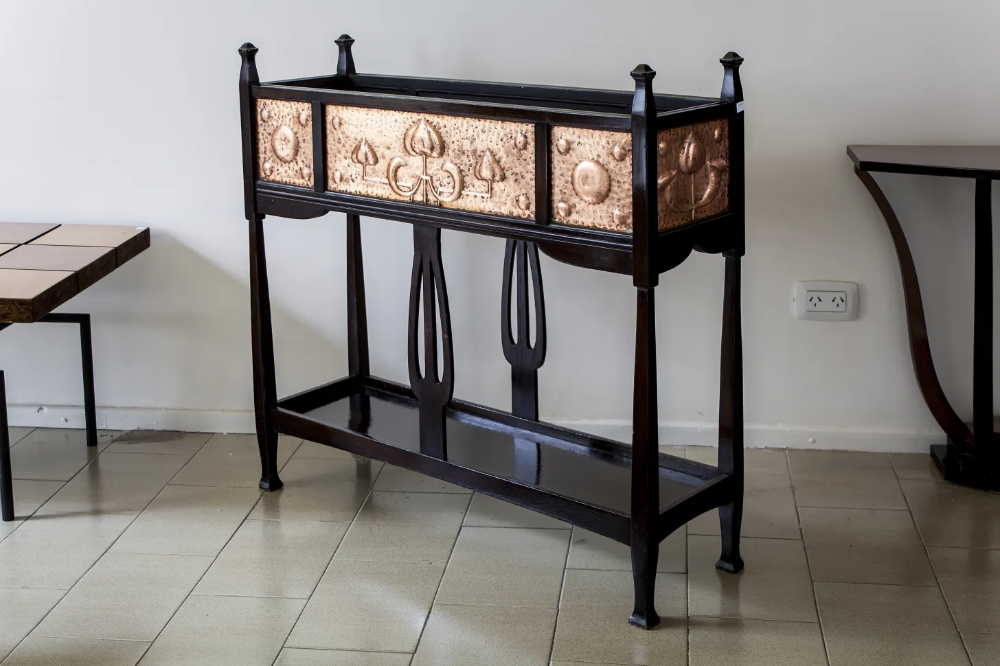 dresuar mit dekorativem Relief und eleganten Beinen