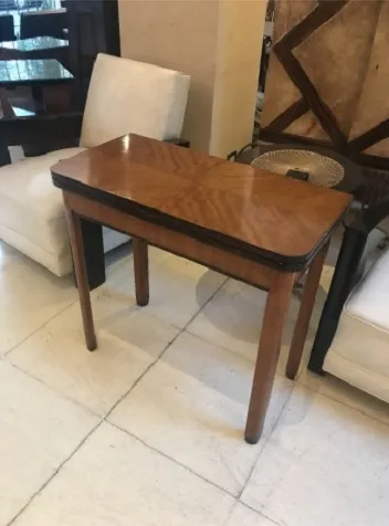 antiga consolo em um ambiente clássico com cadeiras