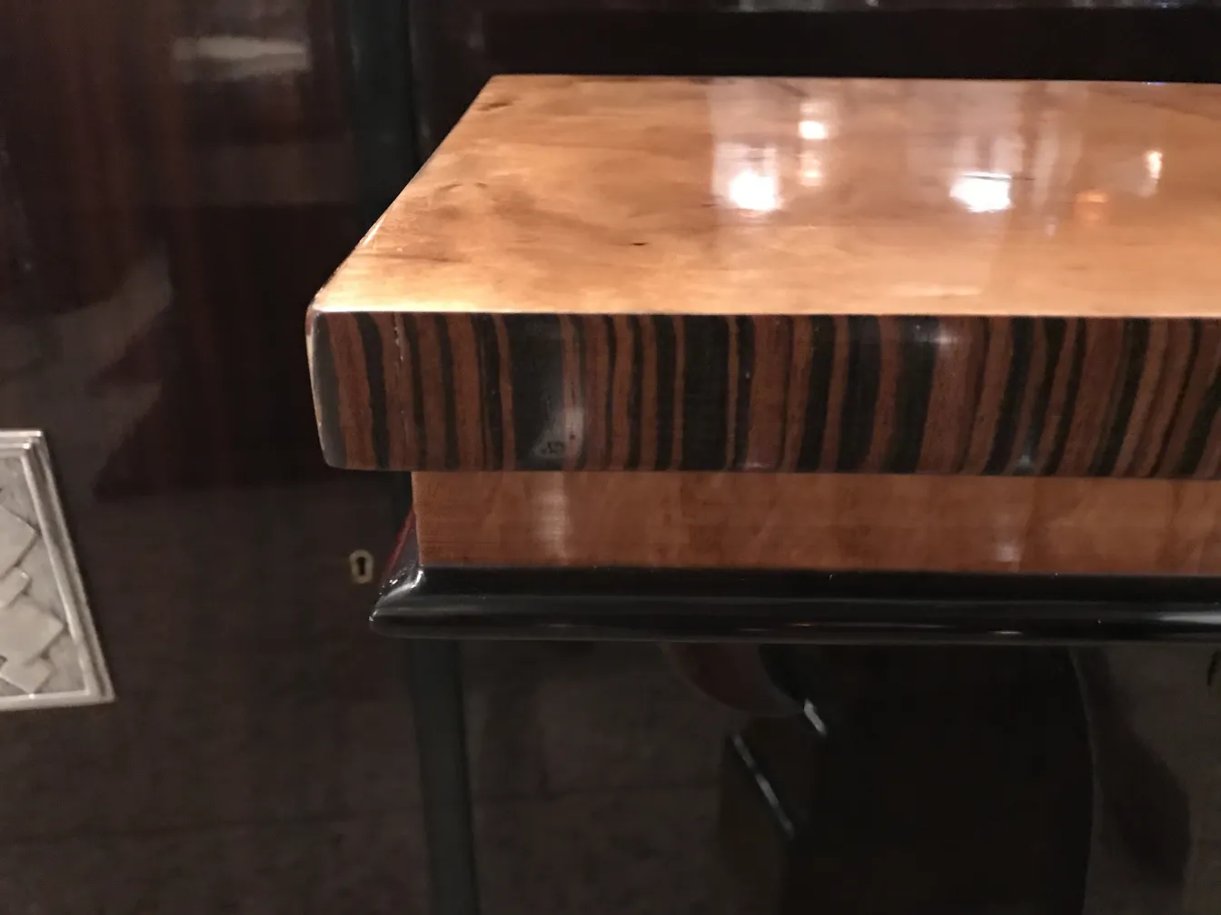 Vue d'un ancien dresuar avec des détails en bois.