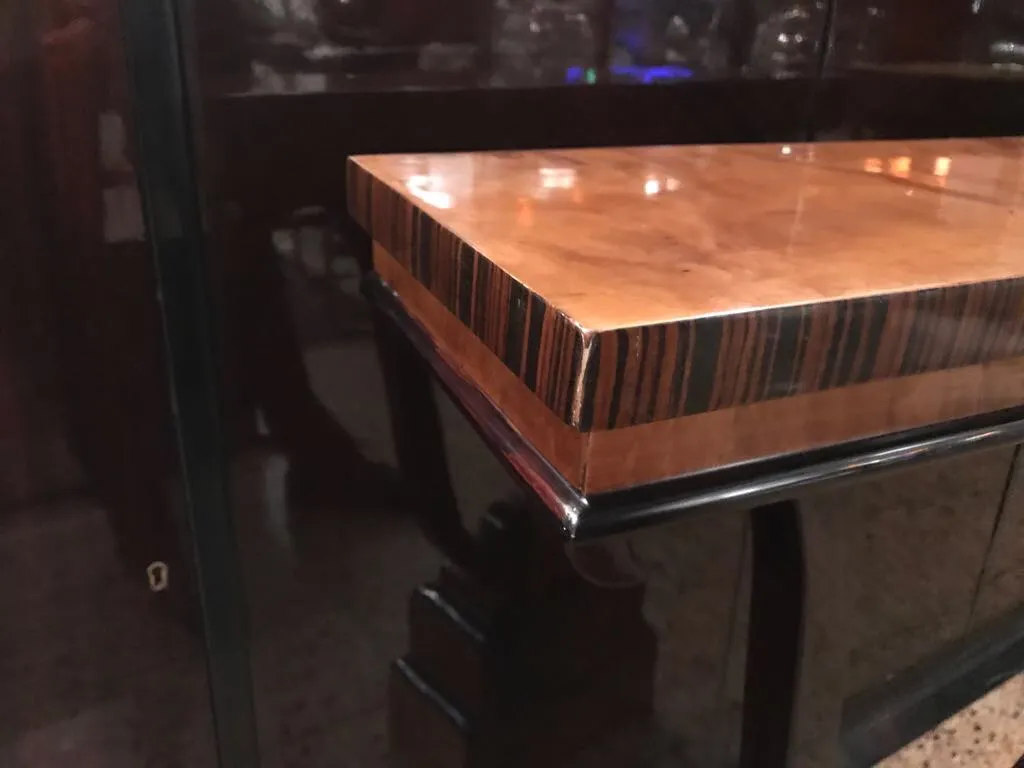 Consola antigua elegante con tapa clara y borde oscuro