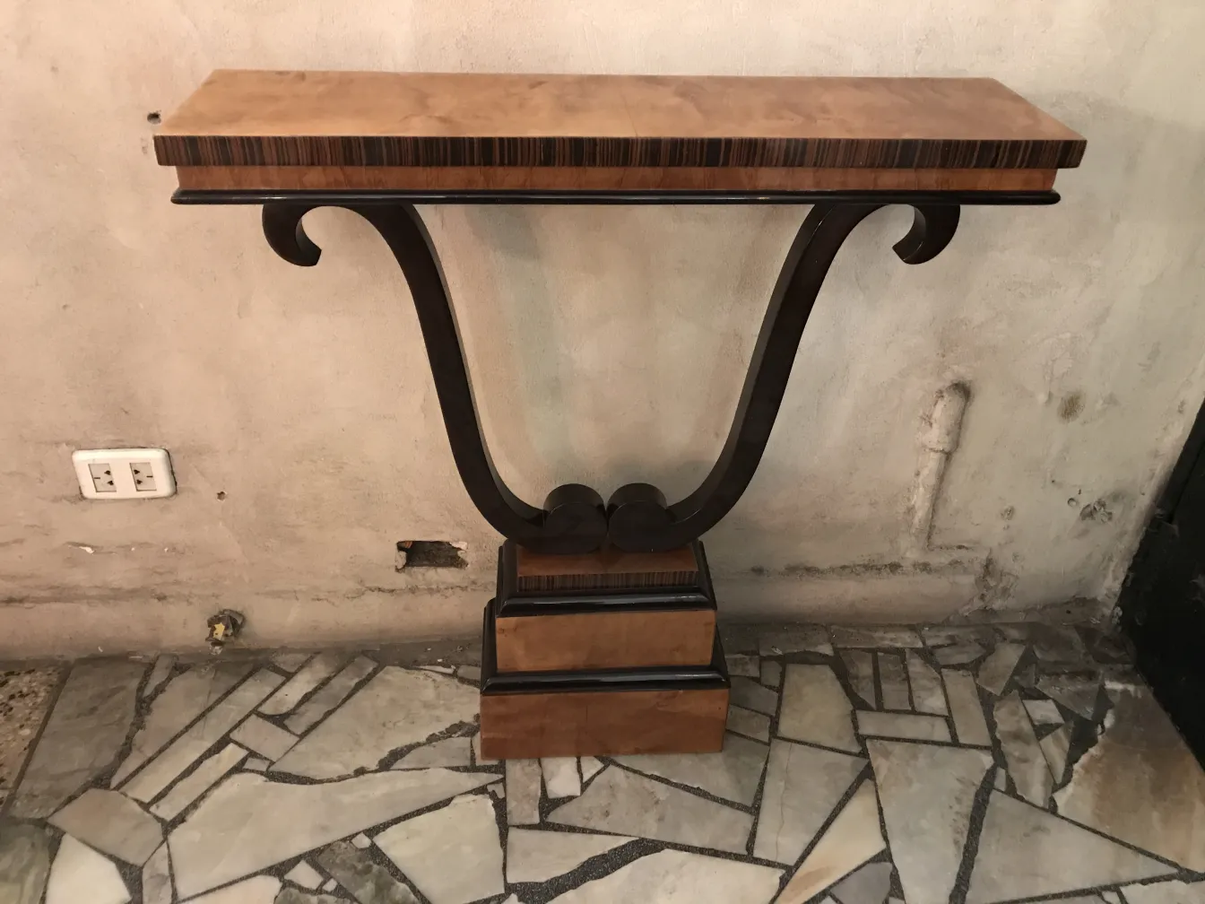 antica consolle con design curvo elegante