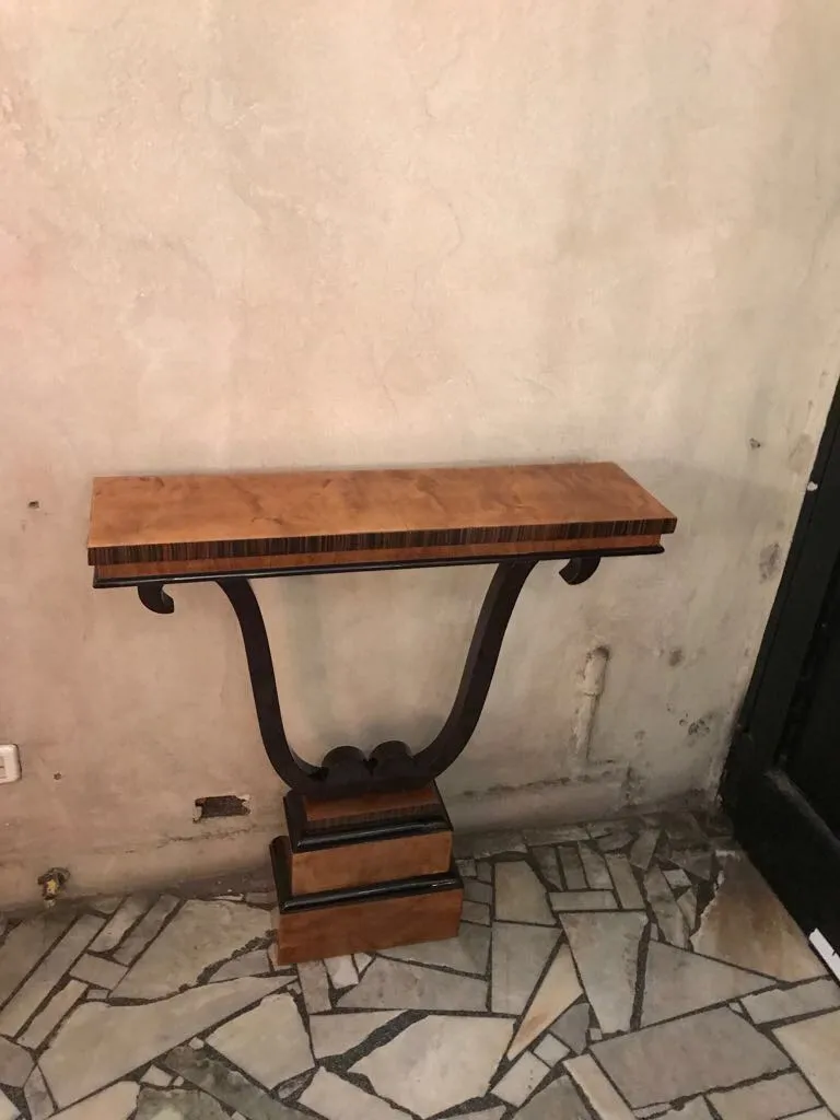 antigua consolería con diseño clásico y estante