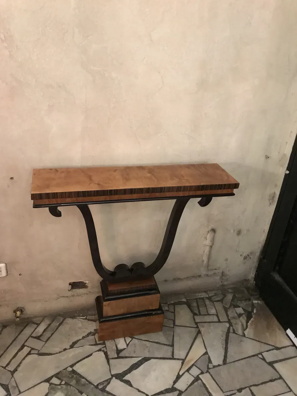 antiga consolo com design curvado em ambiente neutro