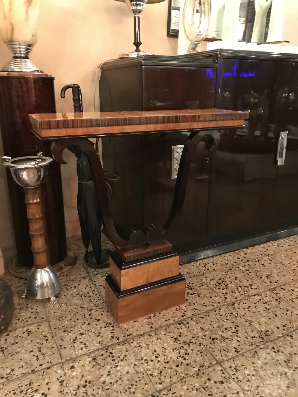 Consolle antica con design ornato, ideale per arredamento.