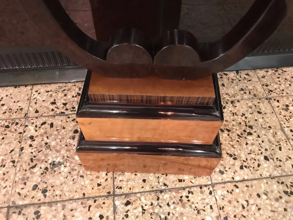 Antiga consola com base decorativa em ambiente relaxante.