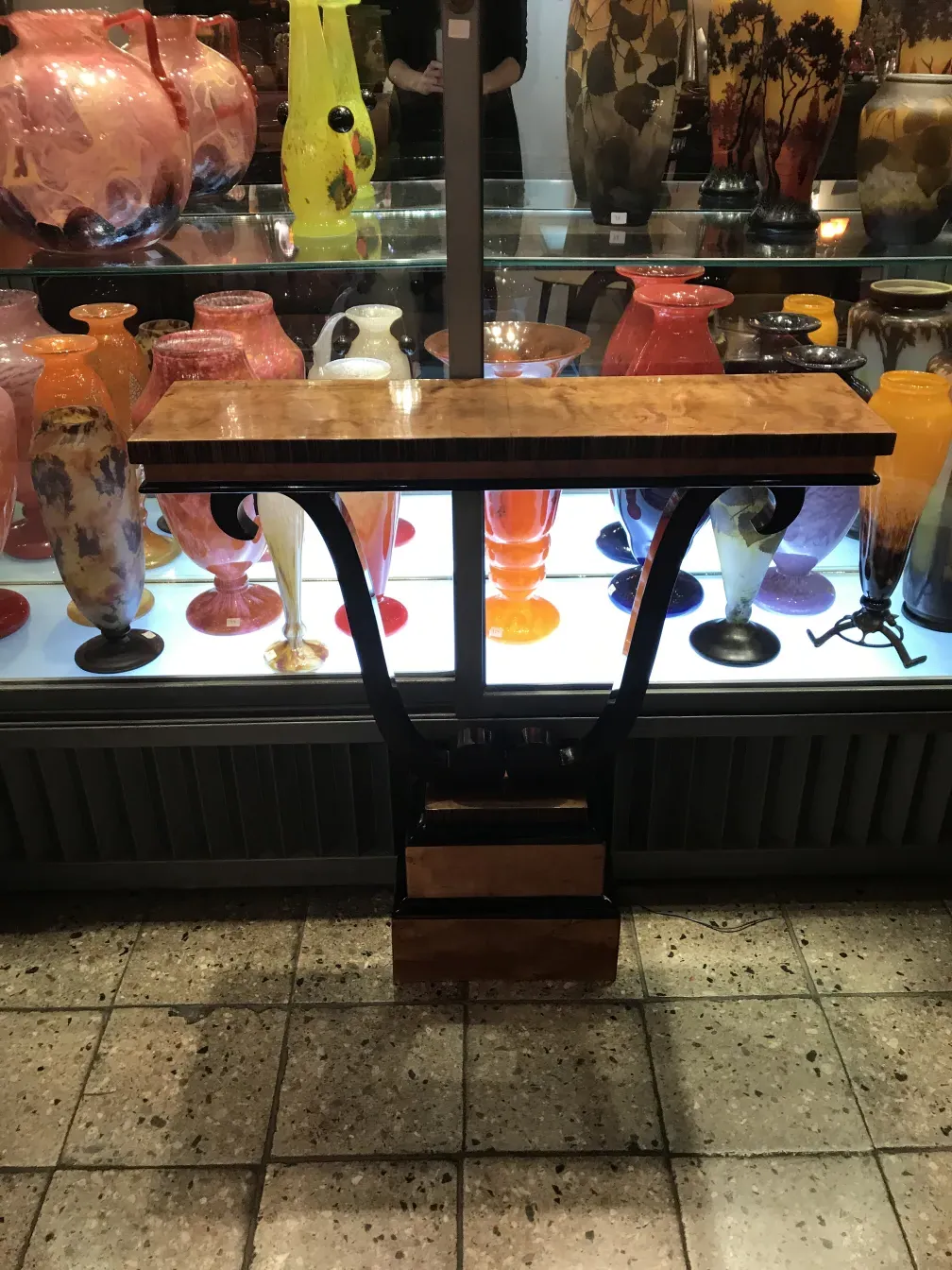 古老的控制台，背景中有装饰性细节和花瓶